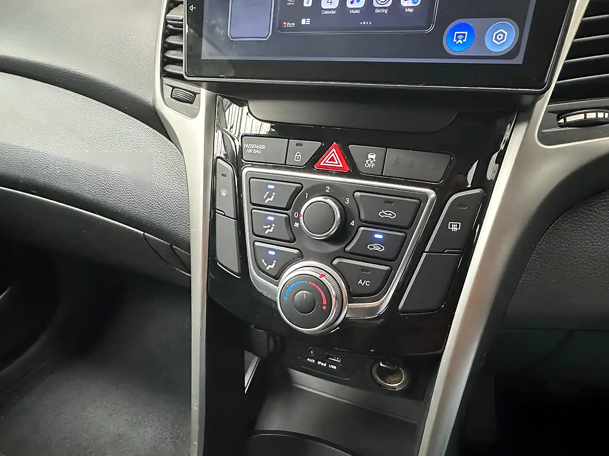 Used 2012 Hyundai I30 Blue Drive Active Creamy White - Interior and Exterior details 13
