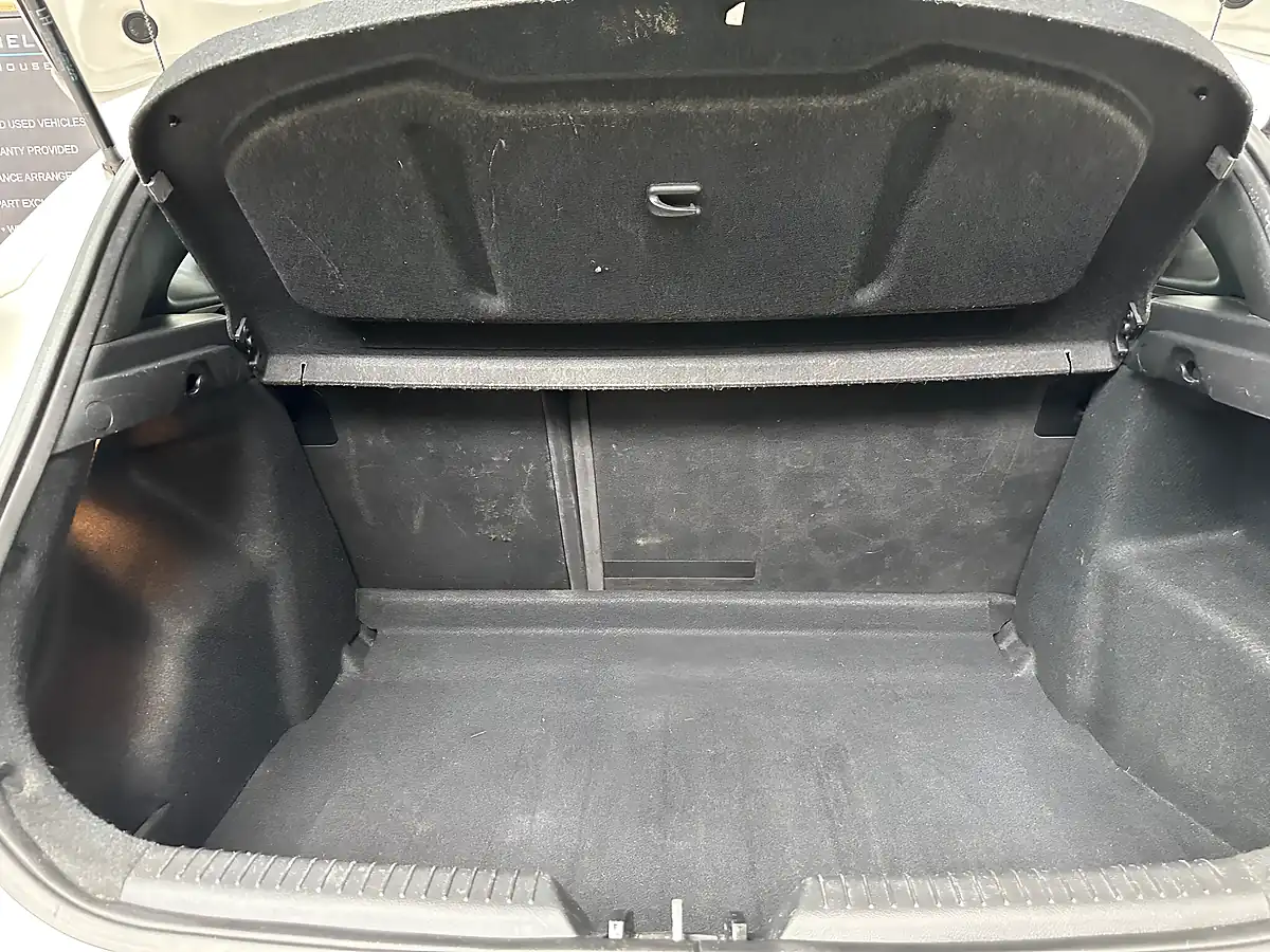 Used 2012 Hyundai I30 Blue Drive Active Creamy White - Interior and Exterior details 19