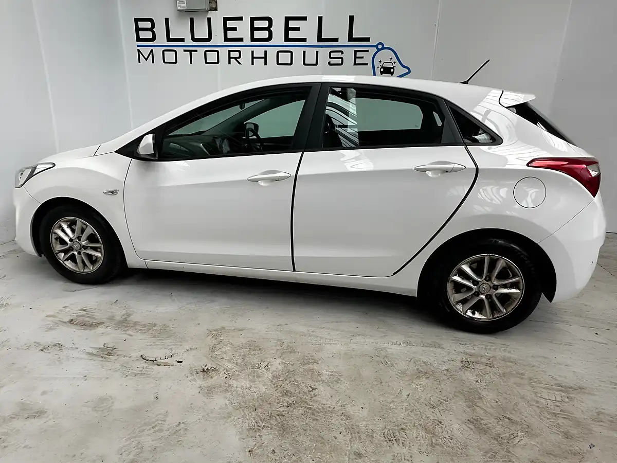 Used 2012 Hyundai I30 Blue Drive Active Creamy White - Interior and Exterior details 6