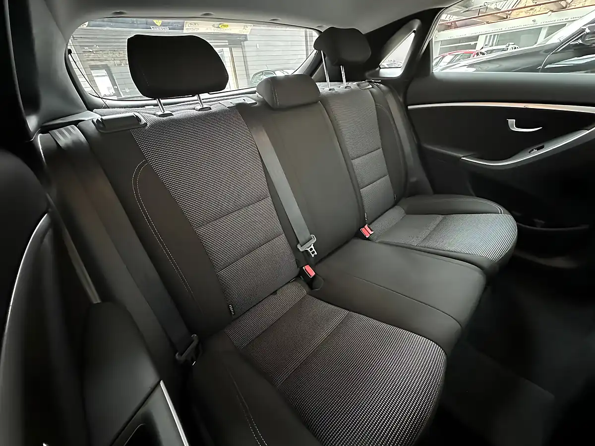 Used 2012 Hyundai I30 Blue Drive Active Creamy White - Interior and Exterior details 8