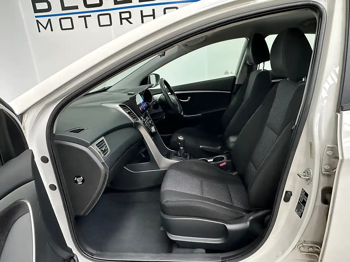 Used 2012 Hyundai I30 Blue Drive Active Creamy White - Interior and Exterior details 9