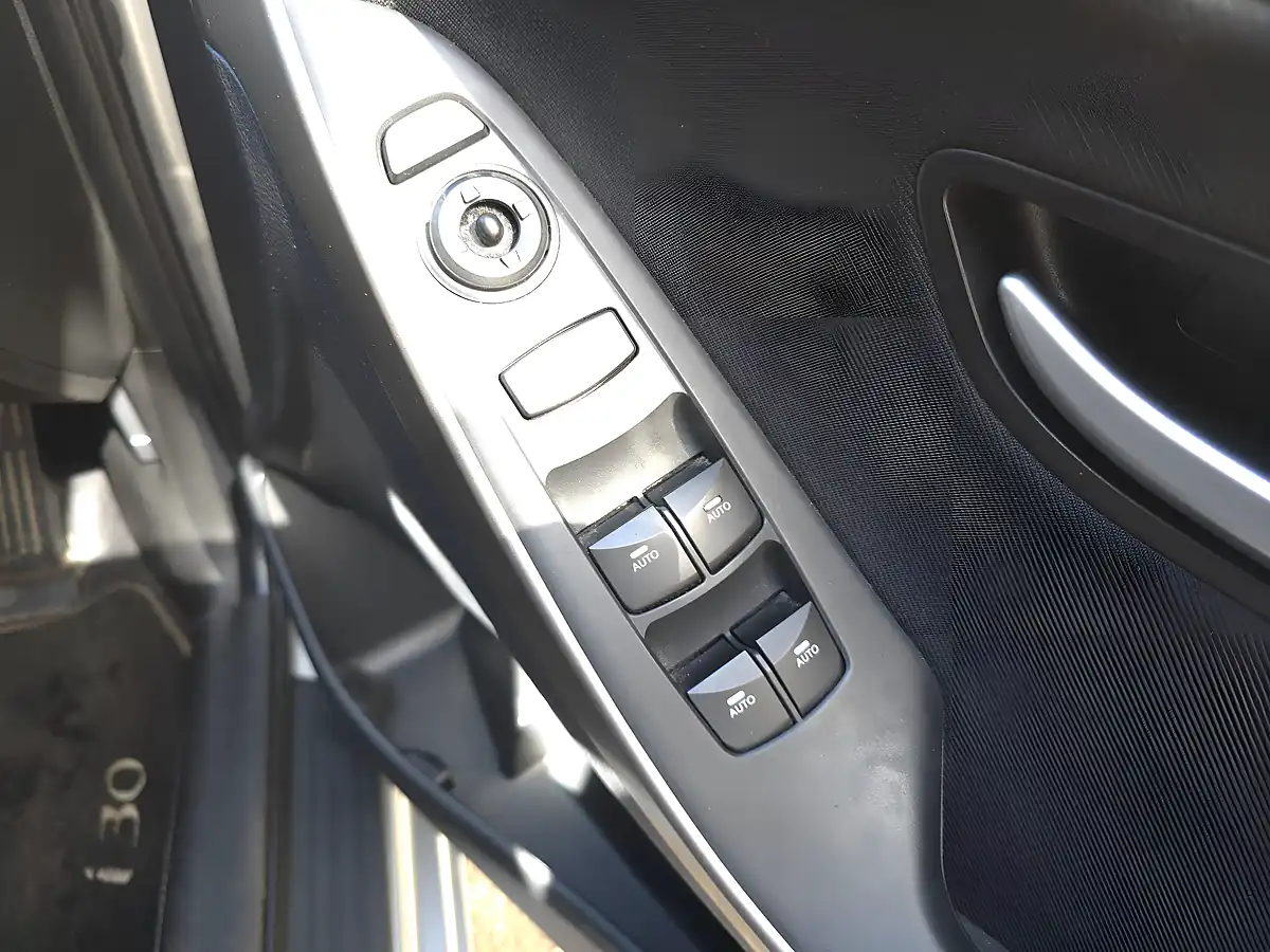Used 2012 Hyundai I30 Blue Drive Style Silver - Interior and Exterior details 16
