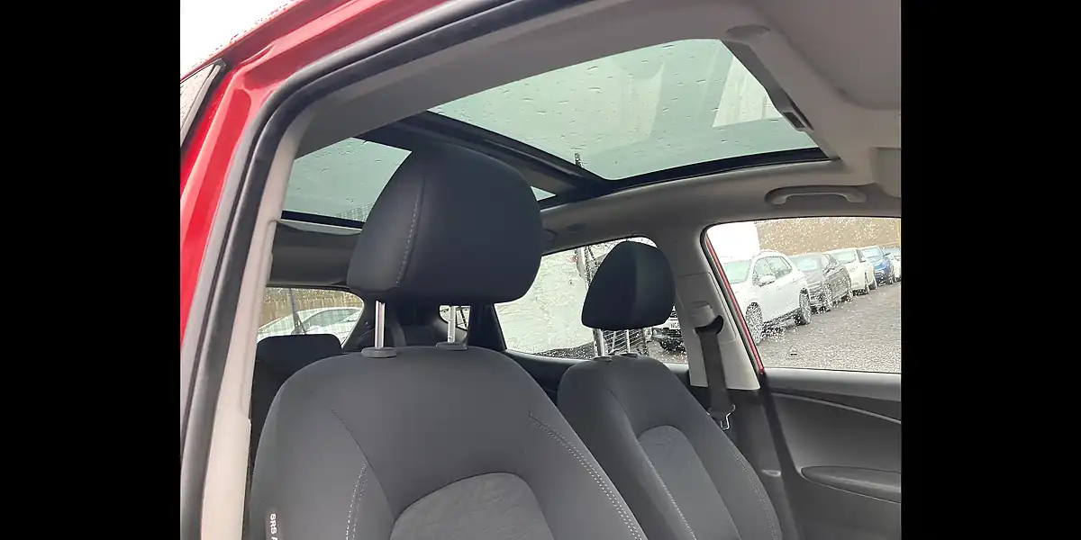 Used 2012 Hyundai IX20 Style Red - Interior and Exterior details 15