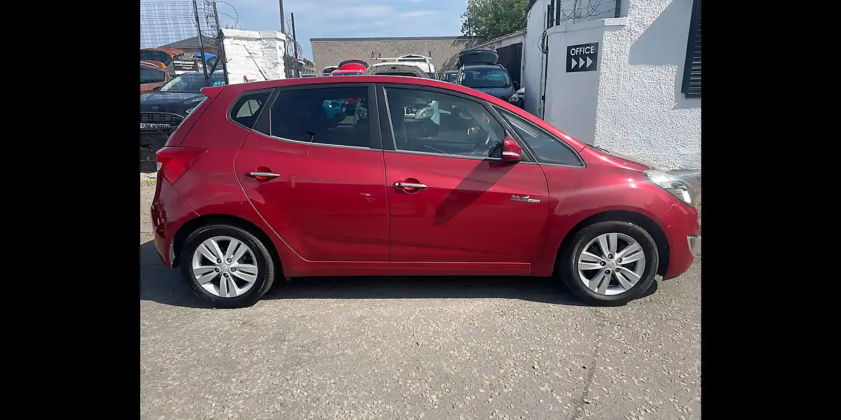 Used 2012 Hyundai IX20 Style Red - Interior and Exterior details 4