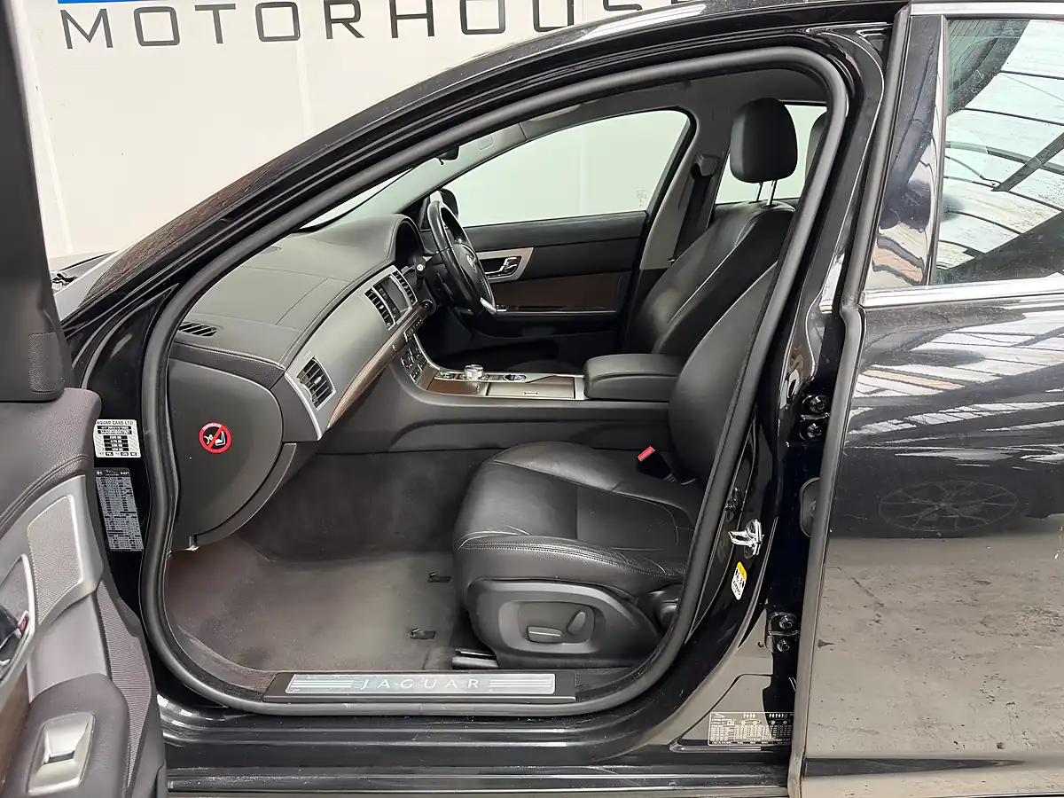 Used 2012 Jaguar Xf Luxury Auto Black - Interior and Exterior details 9