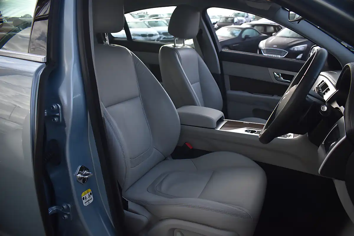Used 2012 Jaguar Xf Luxury Crystal Blue - Interior and Exterior details 7