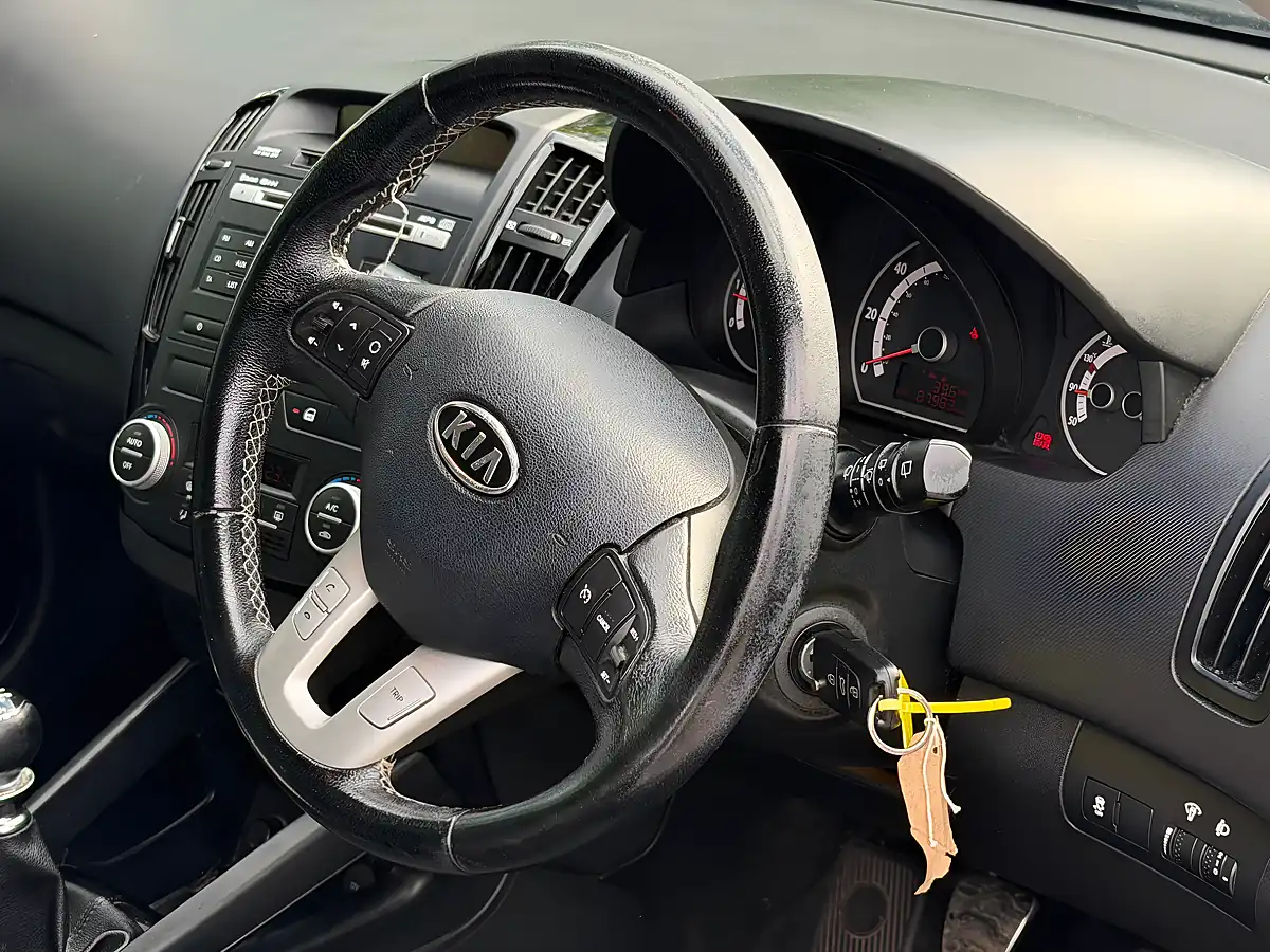 Used 2012 Kia Ceed 3 White - Interior and Exterior details 3