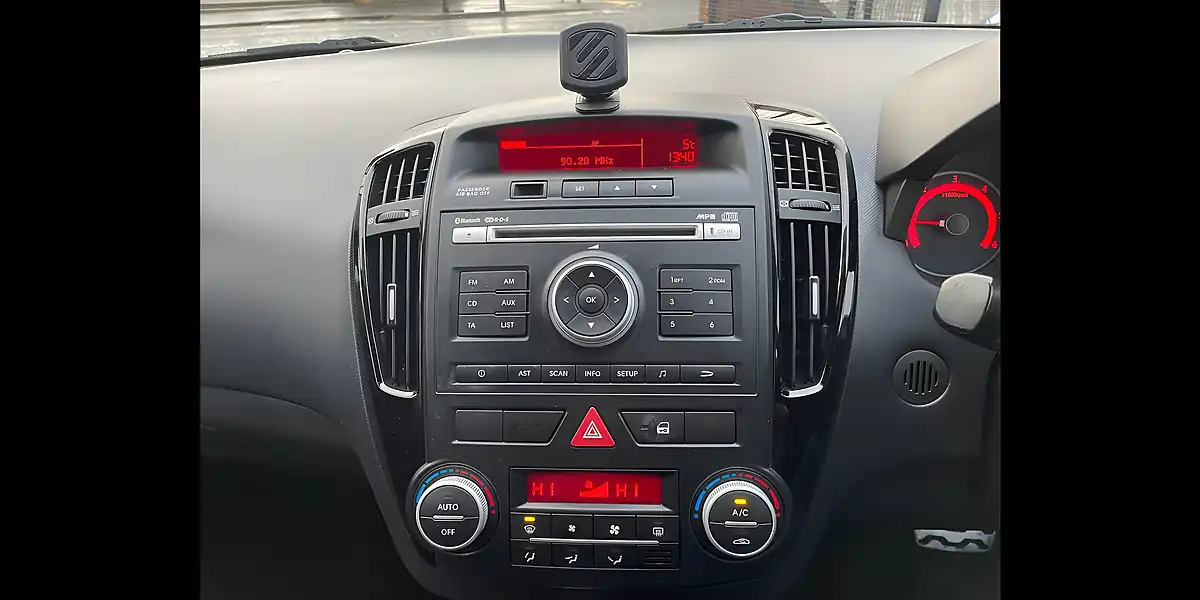 Used 2012 Kia Ceed White - Interior and Exterior details 12