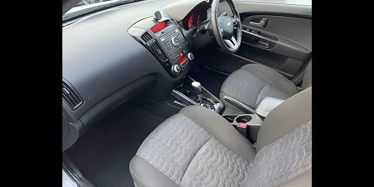 Used 2012 Kia Ceed White - Interior and Exterior details 7