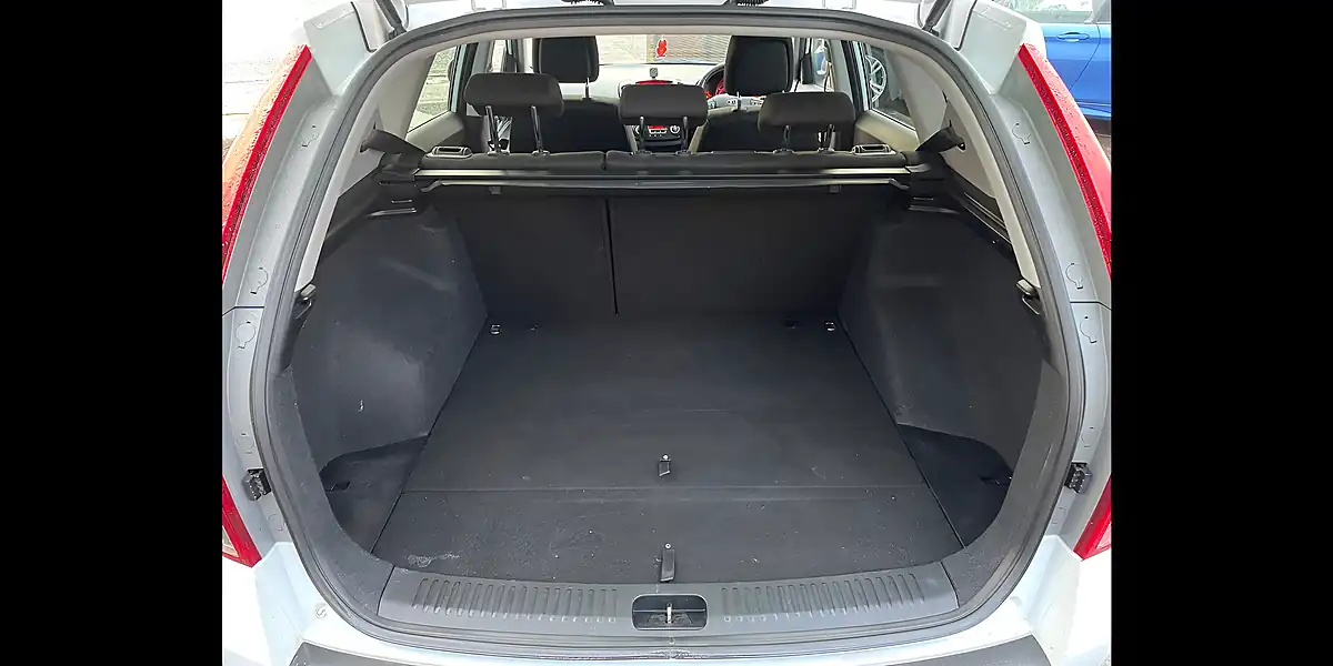 Used 2012 Kia Ceed White - Interior and Exterior details 9