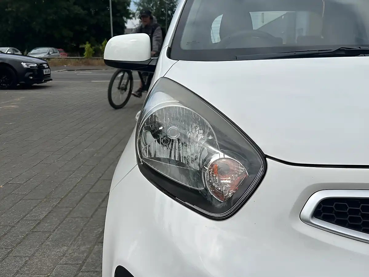 Used 2012 Kia Picanto 1 White - Interior and Exterior details 9