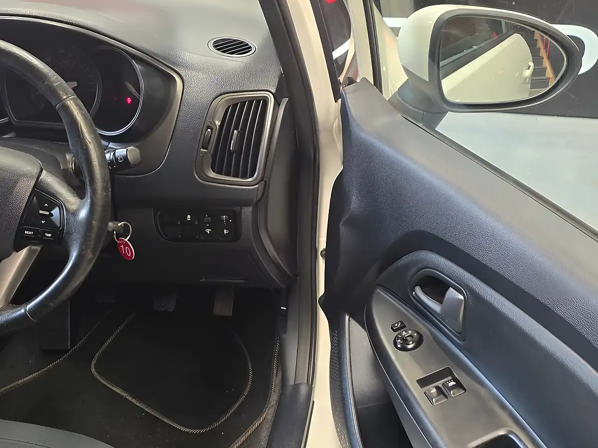 Used 2012 Kia Rio 2 White - Interior and Exterior details 14