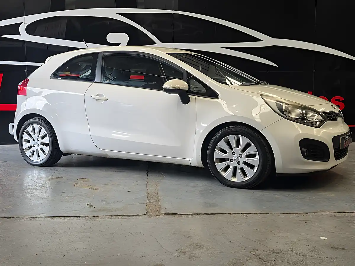 Used 2012 Kia Rio 2 White - Interior and Exterior details 5