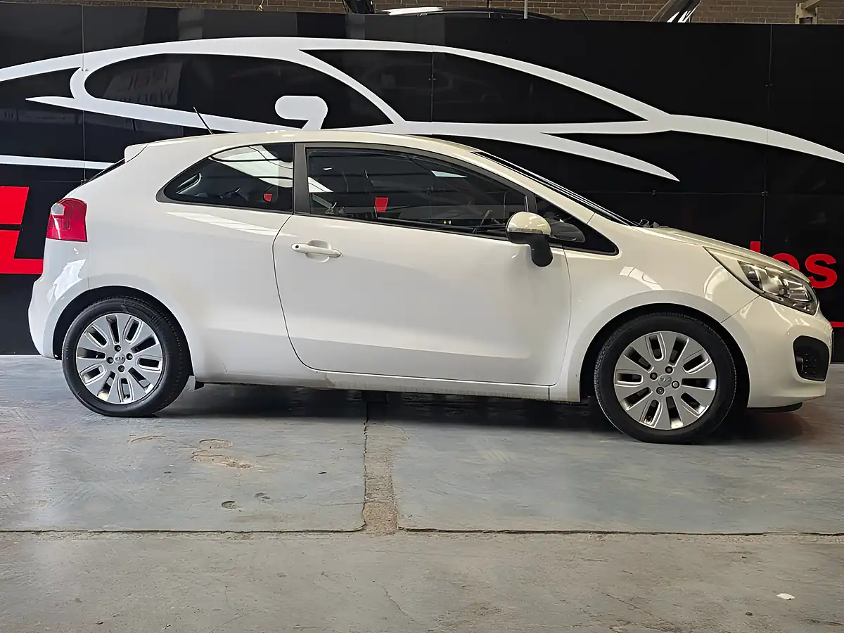 Used 2012 Kia Rio 2 White - Interior and Exterior details 6