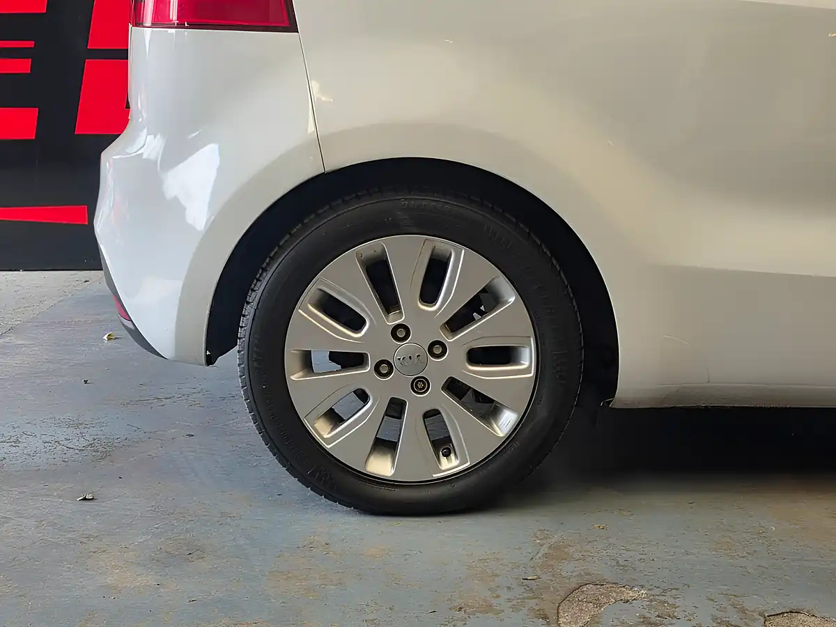 Used 2012 Kia Rio 2 White - Interior and Exterior details 9