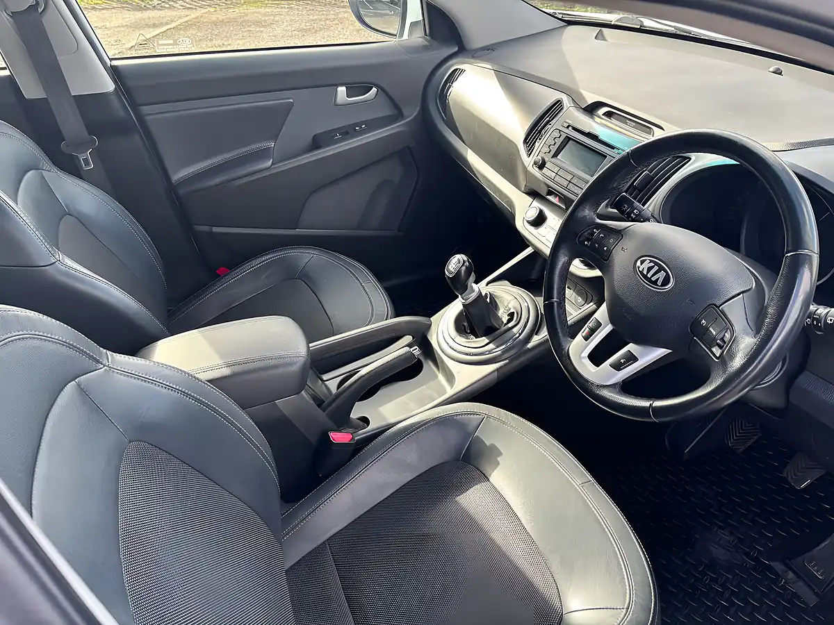 Used 2012 Kia Sportage 2 White - Interior and Exterior details 10