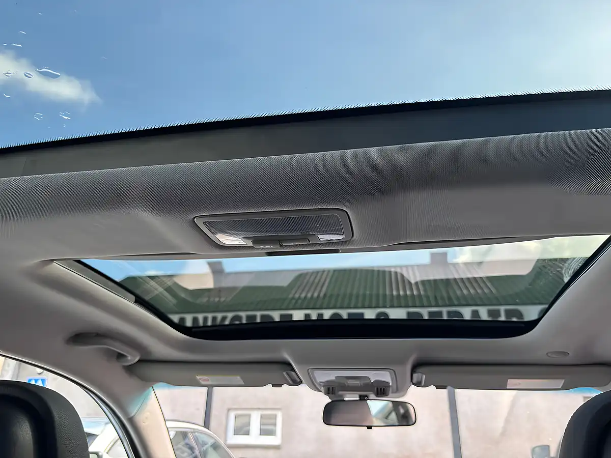 Used 2012 Kia Sportage 2 White - Interior and Exterior details 2