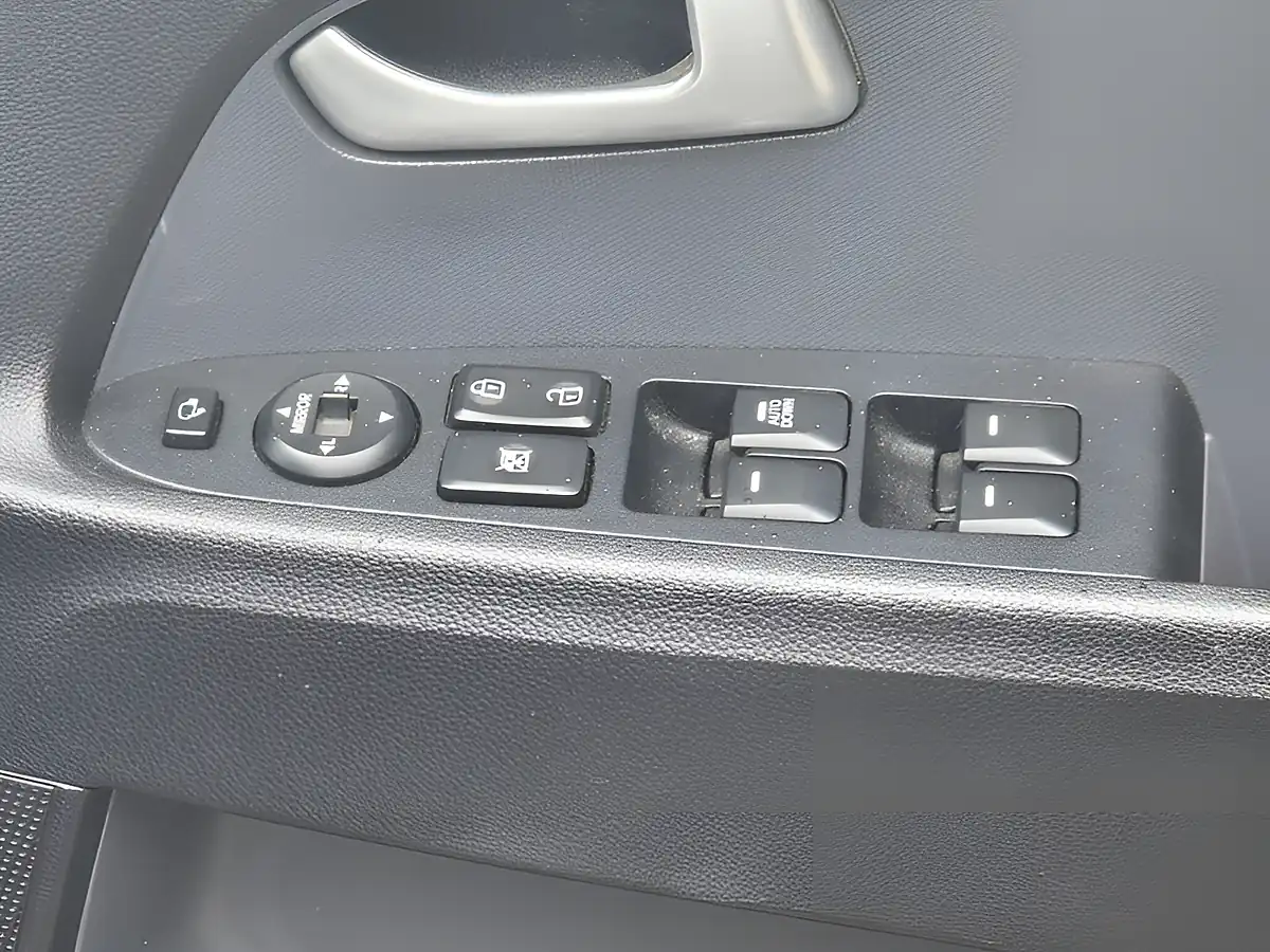 Used 2012 Kia Sportage Ecodynamics 2 White - Interior and Exterior details 15