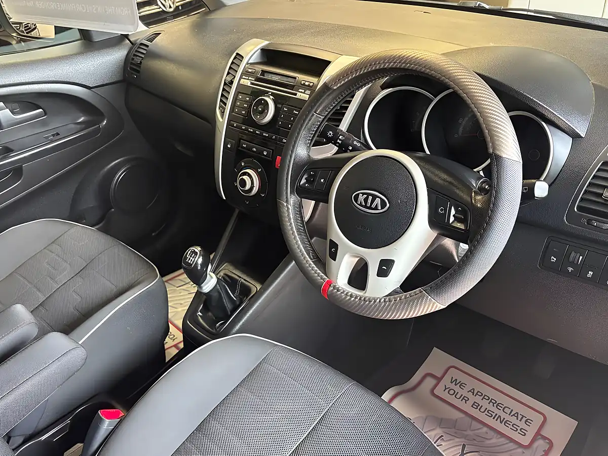 Used 2012 Kia Venga 2 Blue - Interior and Exterior details 12