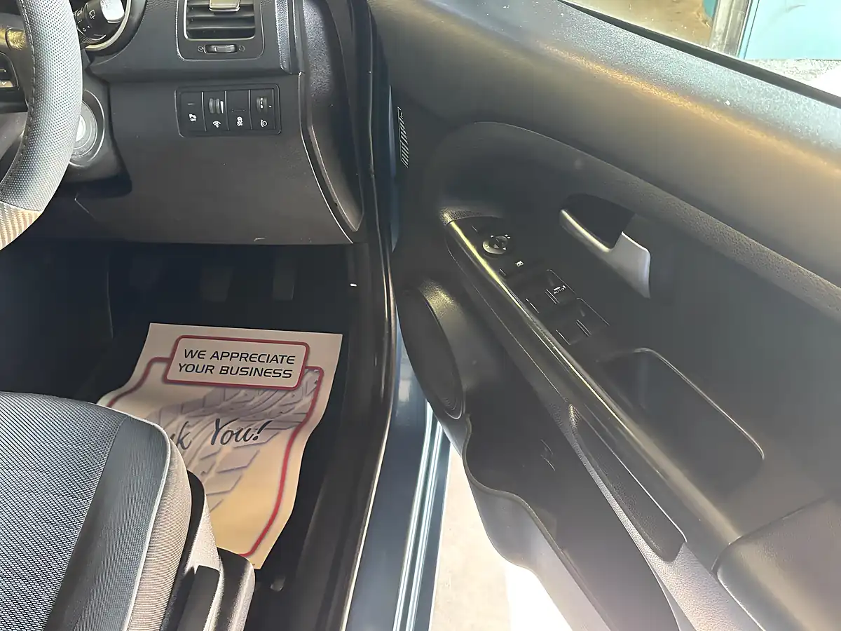 Used 2012 Kia Venga 2 Blue - Interior and Exterior details 13