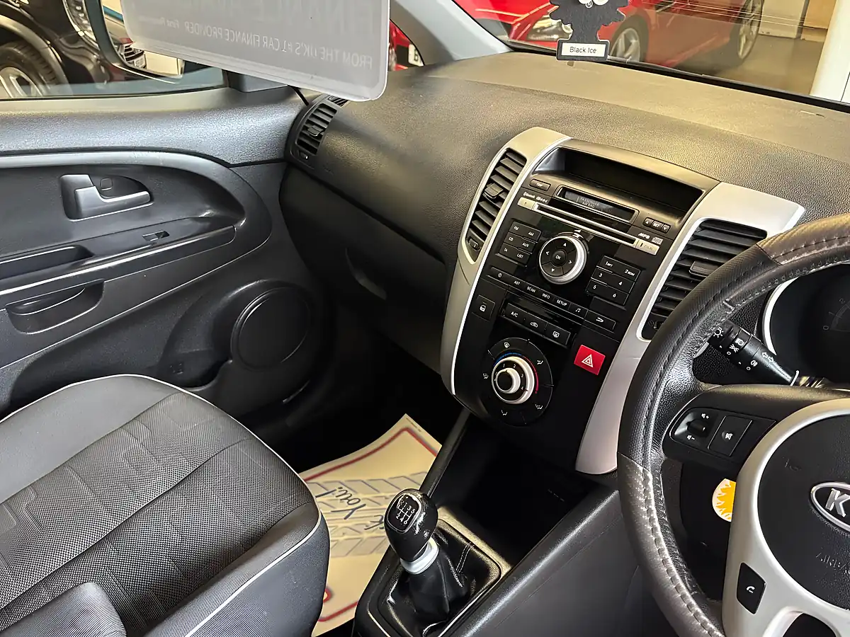 Used 2012 Kia Venga 2 Blue - Interior and Exterior details 14