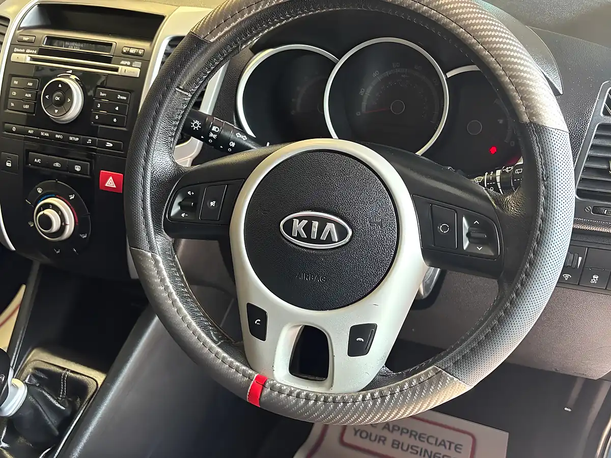 Used 2012 Kia Venga 2 Blue - Interior and Exterior details 15
