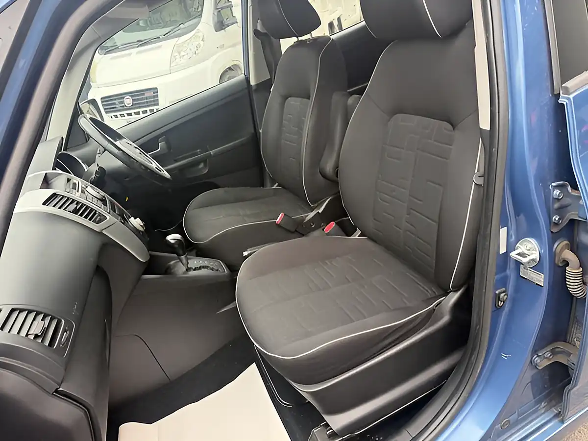 Used 2012 Kia Venga 2 Blue - Interior and Exterior details 12