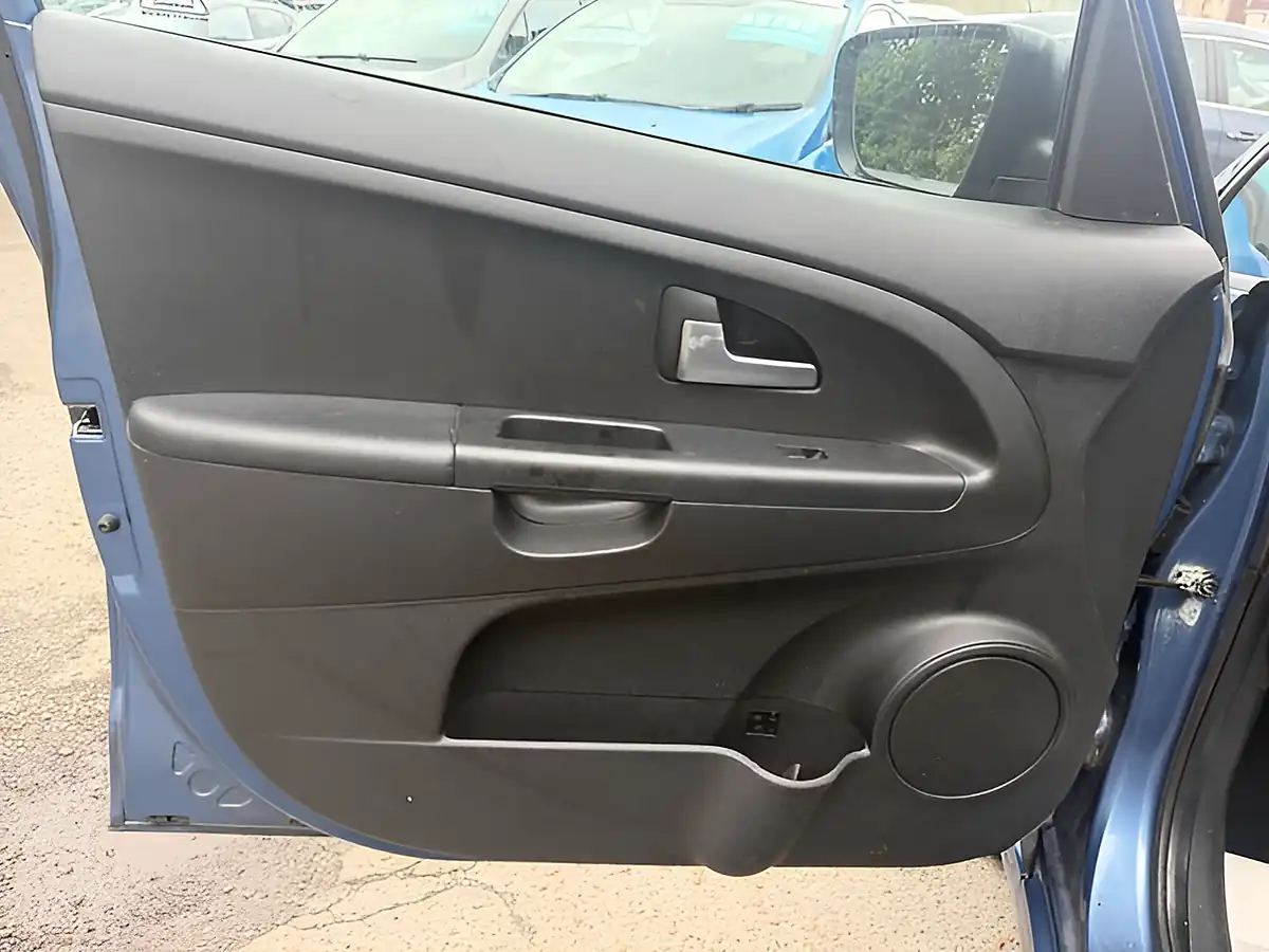 Used 2012 Kia Venga 2 Blue - Interior and Exterior details 15