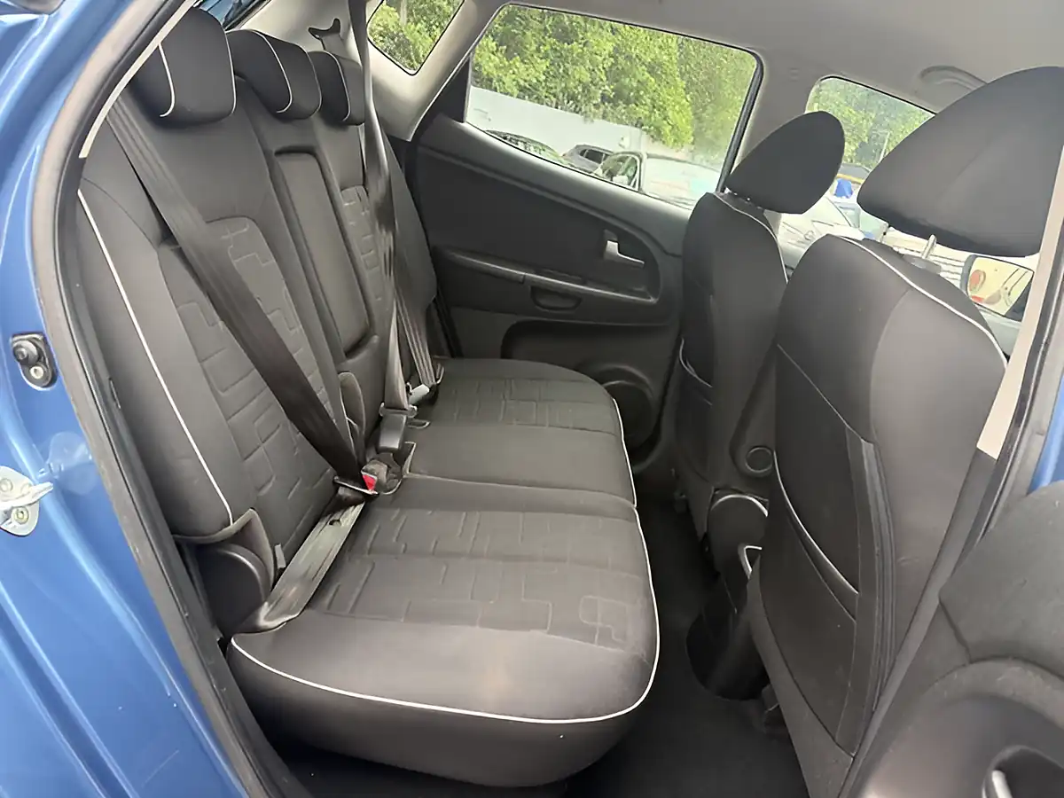 Used 2012 Kia Venga 2 Blue - Interior and Exterior details 18