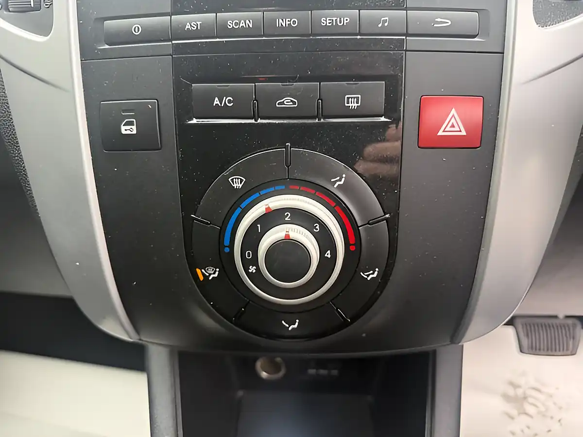 Used 2012 Kia Venga 2 Blue - Interior and Exterior details 19