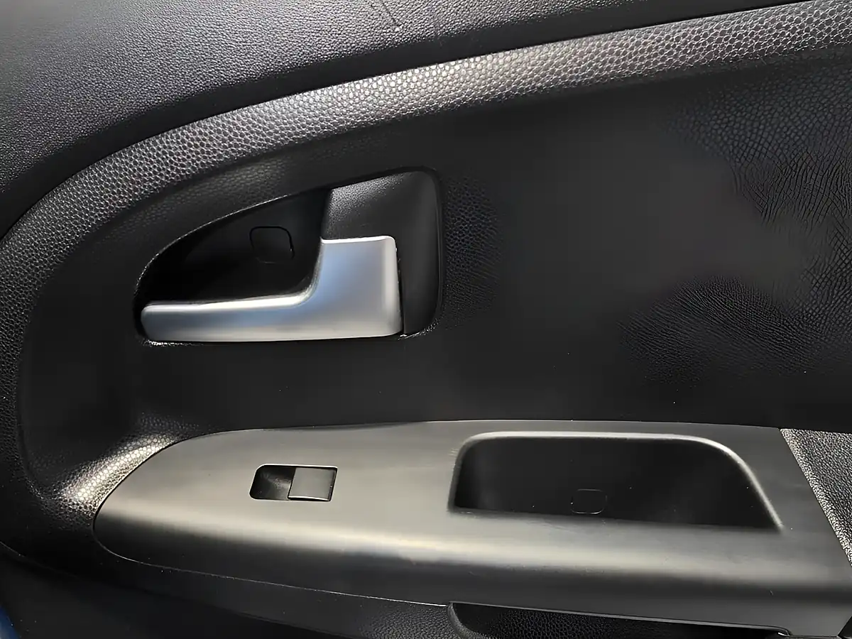 Used 2012 Kia Venga 2 Blue - Interior and Exterior details 10