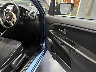 Used 2012 Kia Venga 2 Blue - Interior and Exterior details 11