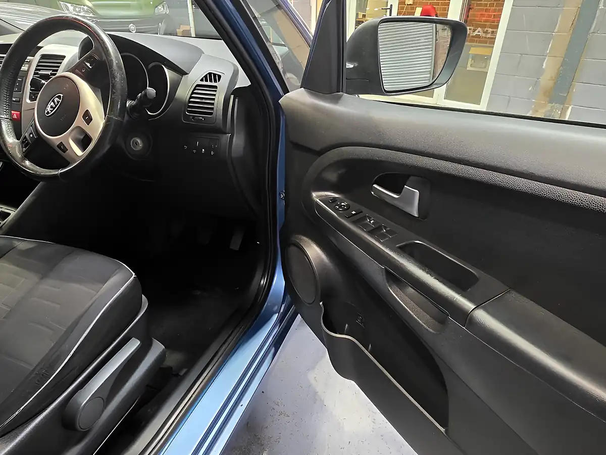 Used 2012 Kia Venga 2 Blue - Interior and Exterior details 11