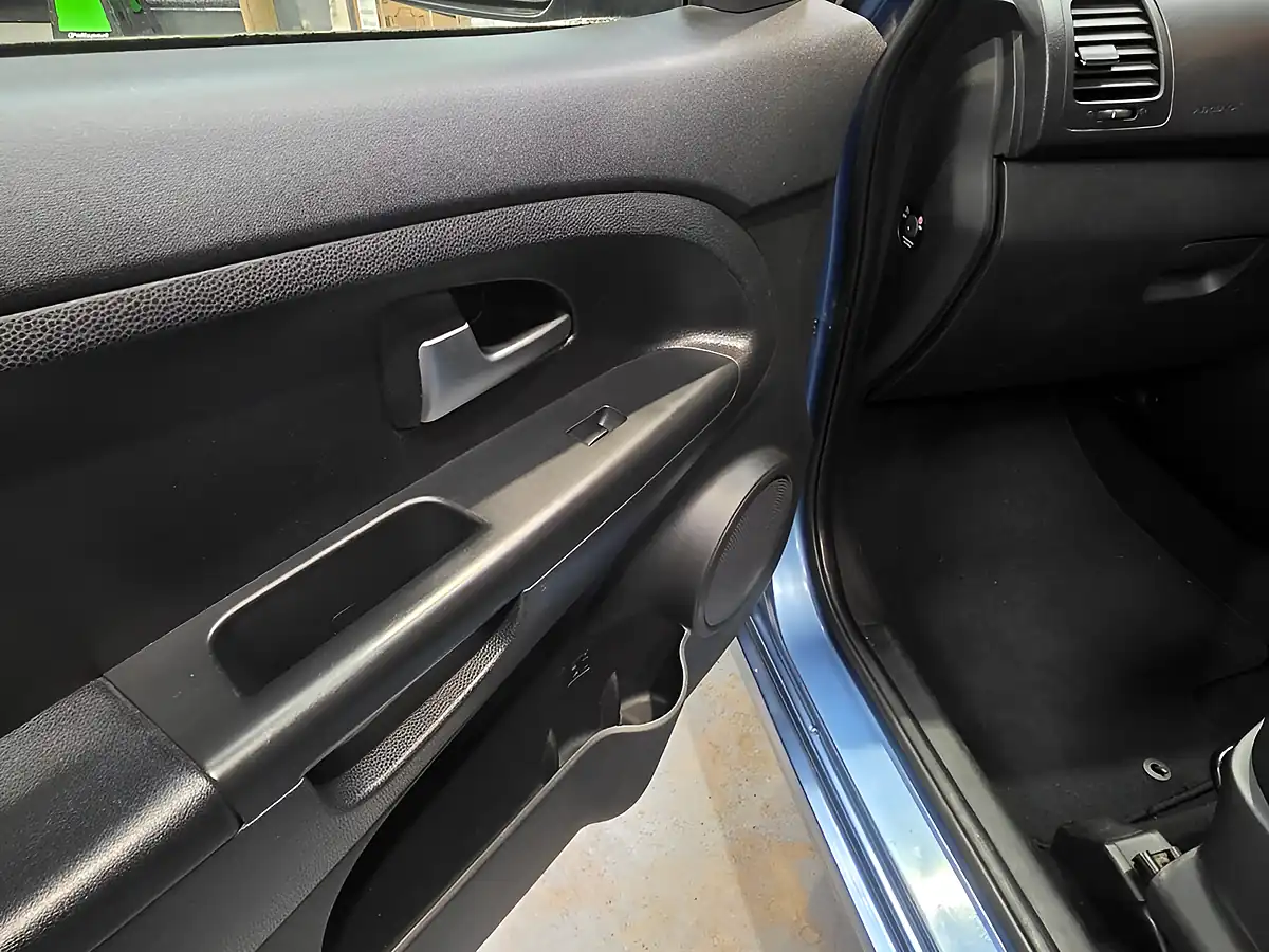 Used 2012 Kia Venga 2 Blue - Interior and Exterior details 16