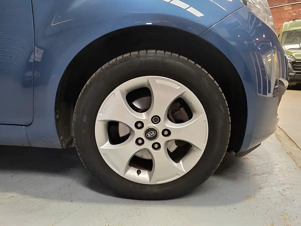 Used 2012 Kia Venga 2 Blue - Interior and Exterior details 8