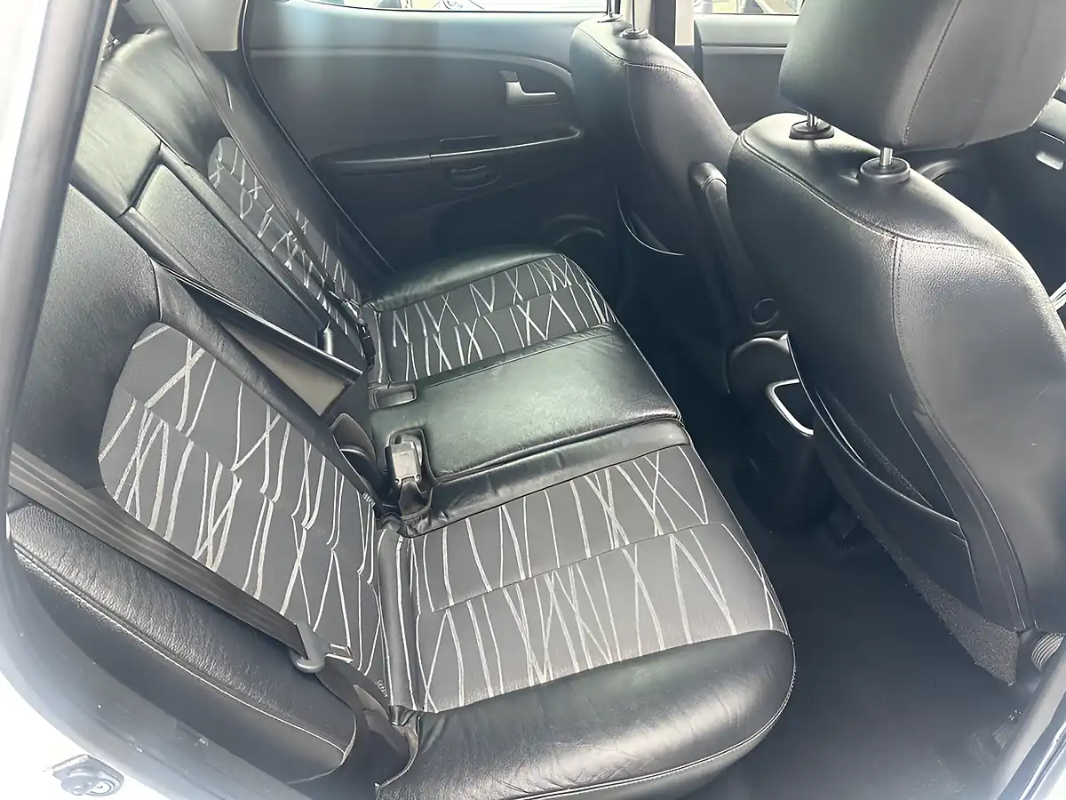Used 2012 Kia Venga Ecodynamics 3 White - Interior and Exterior details 10