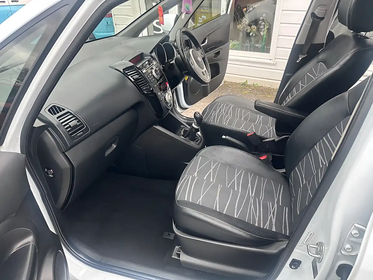 Used 2012 Kia Venga Ecodynamics 3 White - Interior and Exterior details 11
