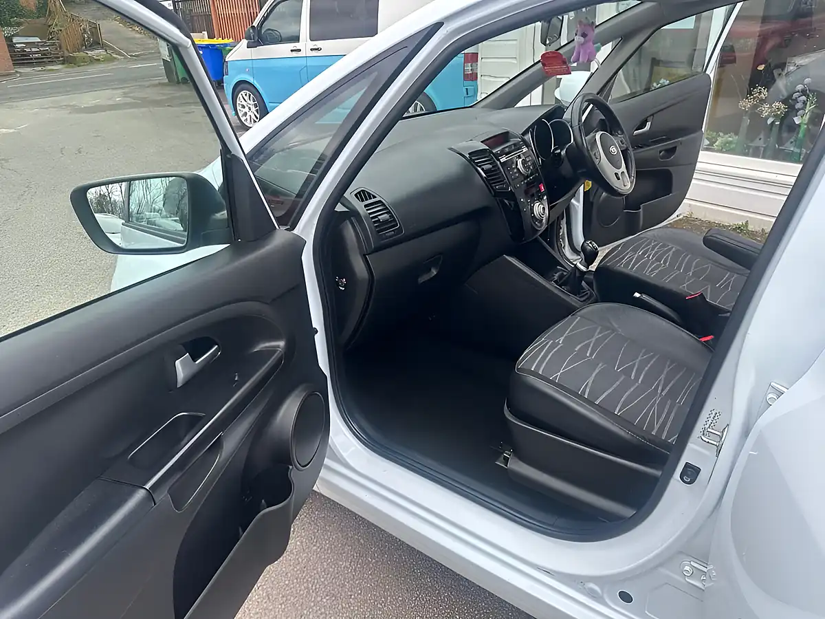 Used 2012 Kia Venga Ecodynamics 3 White - Interior and Exterior details 12