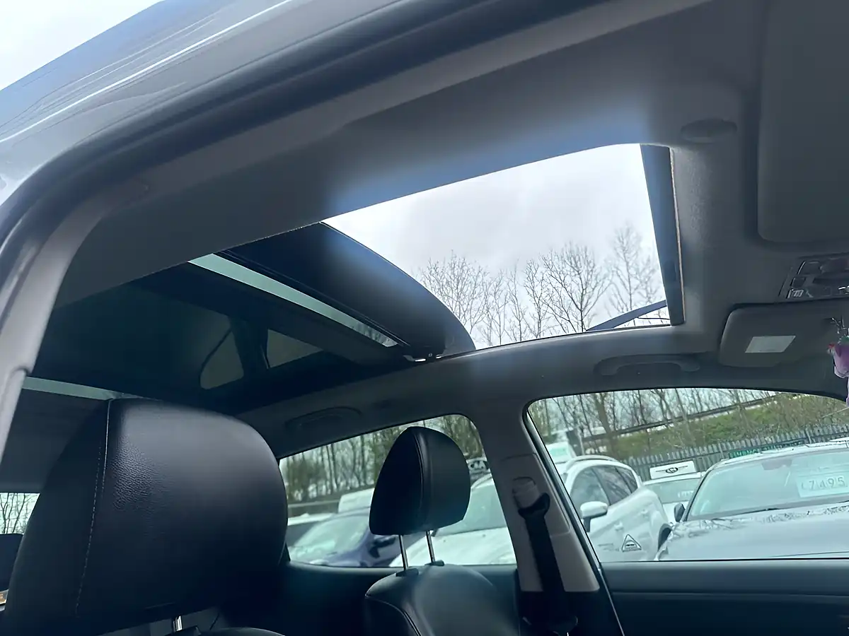 Used 2012 Kia Venga Ecodynamics 3 White - Interior and Exterior details 15