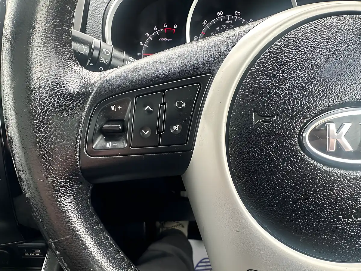 Used 2012 Kia Venga Ecodynamics 3 White - Interior and Exterior details 16