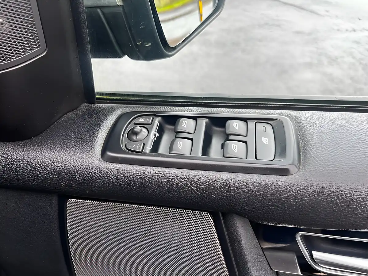 Used 2012 Land Rover Discovery 4 Hse Black - Interior and Exterior details 10