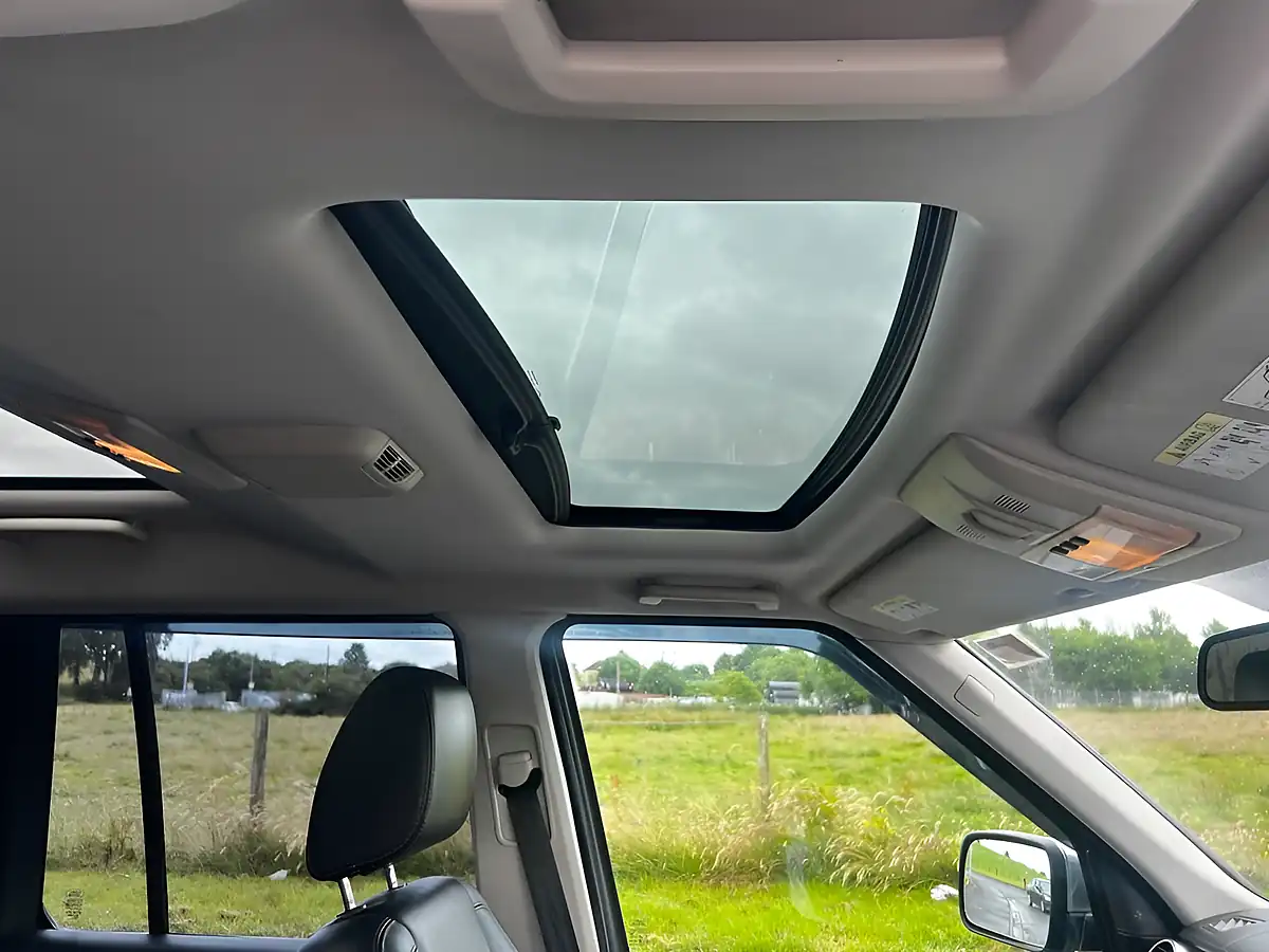 Used 2012 Land Rover Discovery 4 Hse Black - Interior and Exterior details 15
