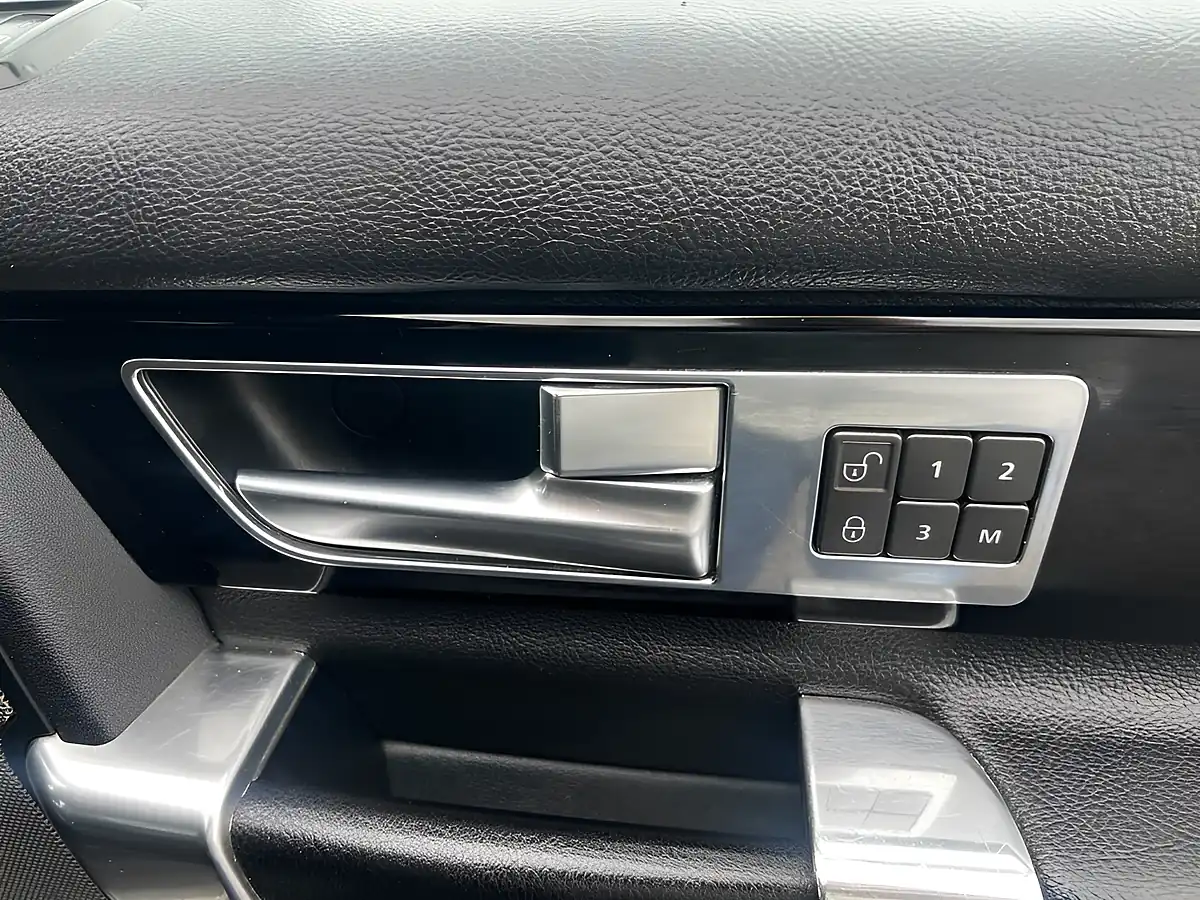 Used 2012 Land Rover Discovery 4 Hse Black - Interior and Exterior details 9
