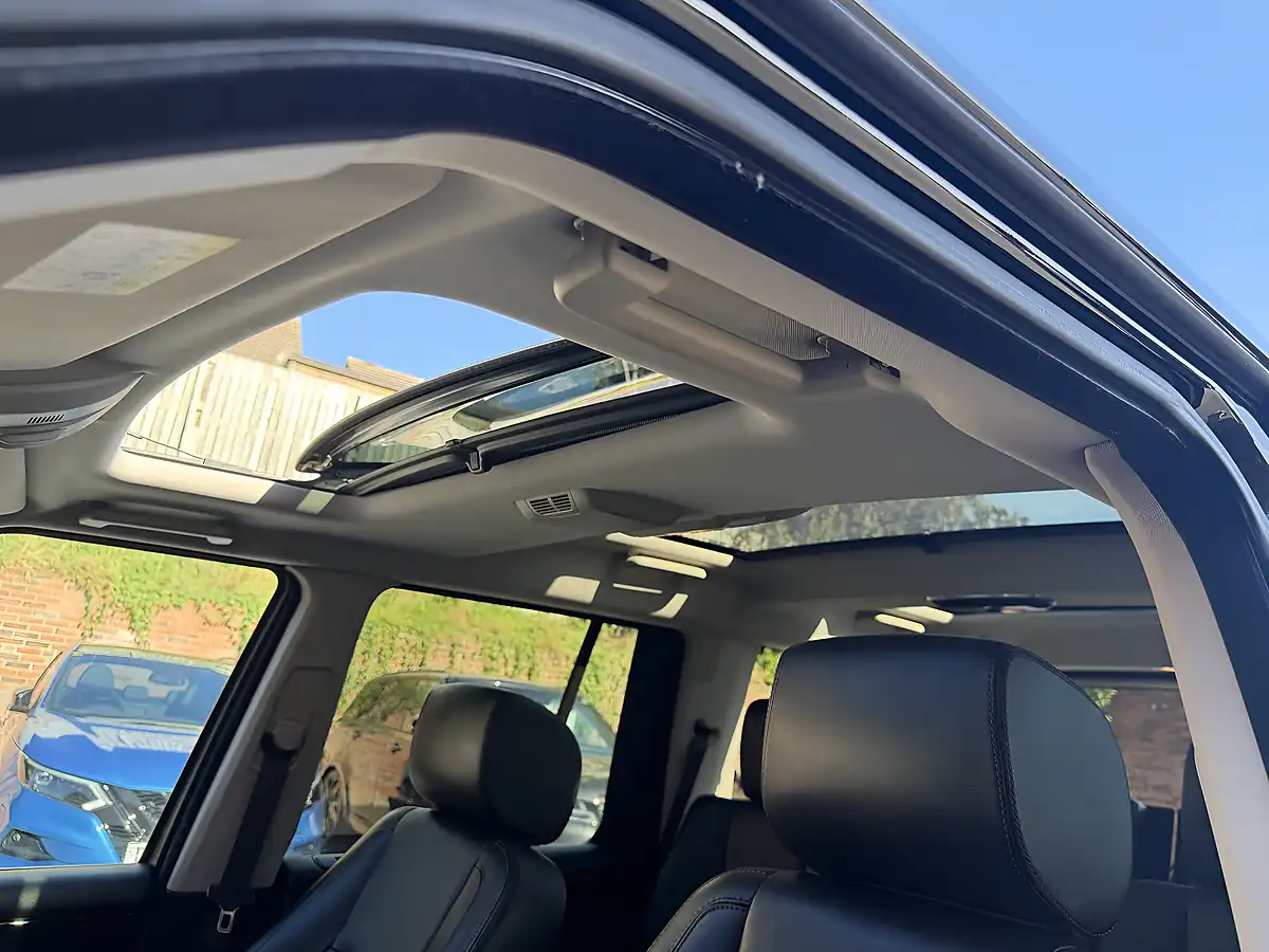 Used 2012 Land Rover Discovery 4 Hse Black - Interior and Exterior details 18