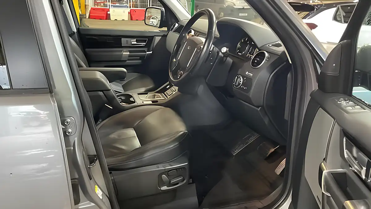 Used 2012 Land Rover Discovery 4 Hse Grey - Interior and Exterior details 11