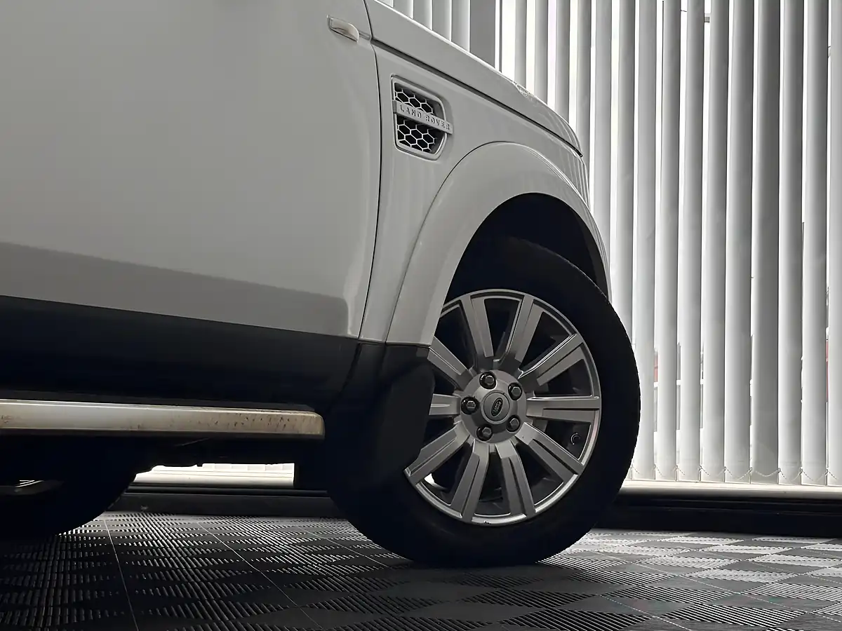 Used 2012 Land Rover Discovery 4 Hse White - Interior and Exterior details 11