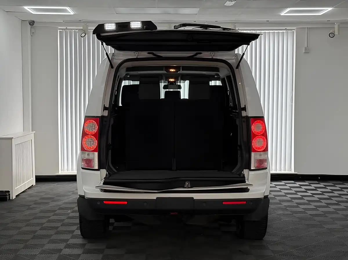 Used 2012 Land Rover Discovery 4 Hse White - Interior and Exterior details 9