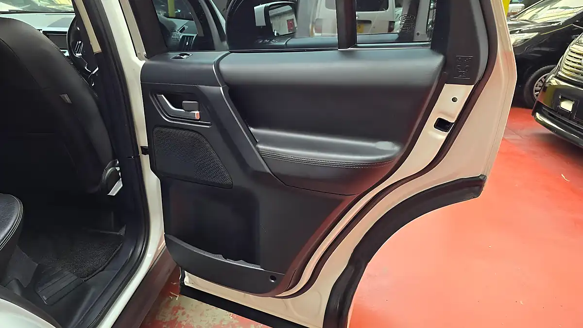Used 2012 Land Rover Freelander 2 Leather White - Interior and Exterior details 13