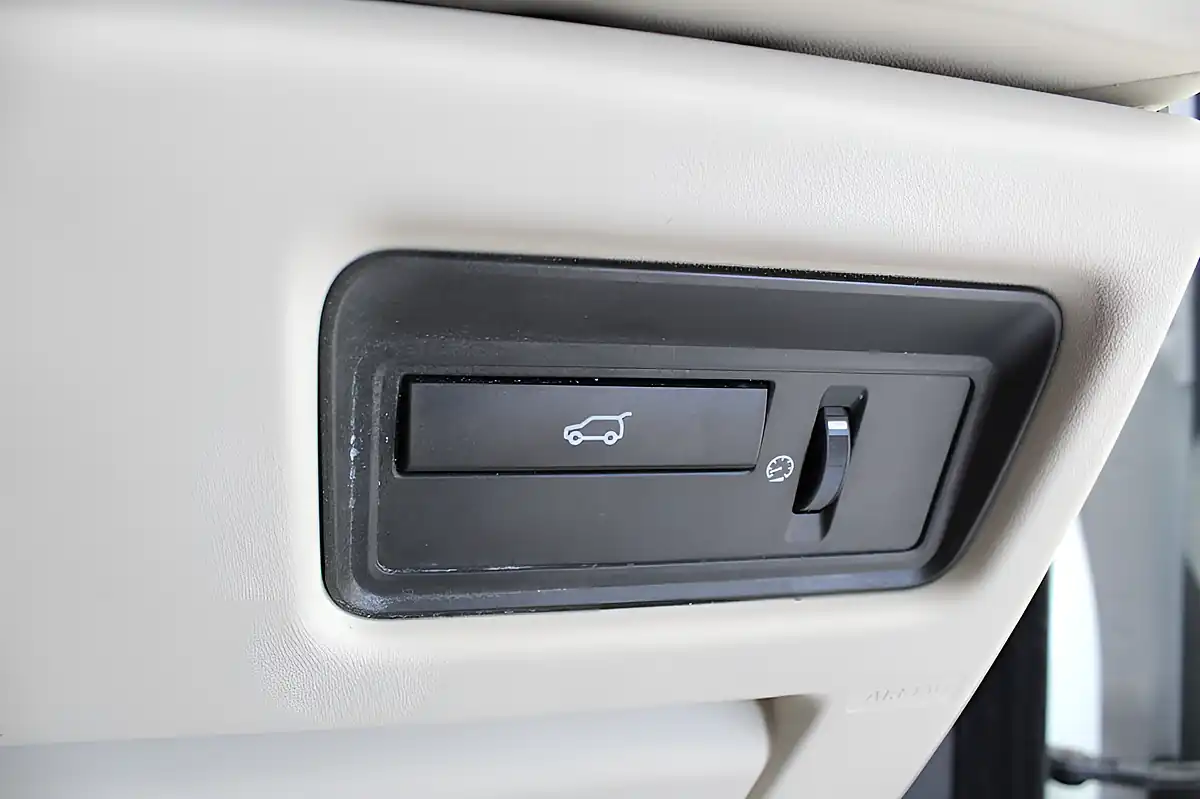 Used 2012 Land Rover Range Rover Evoque Prestige White - Interior and Exterior details 19