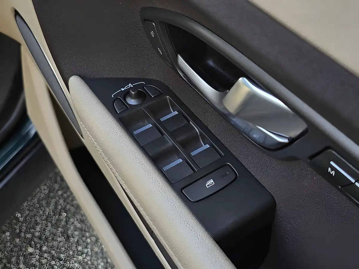 Used 2012 Land Rover Range Rover Evoque Pure Aintree Green - Interior and Exterior details 17